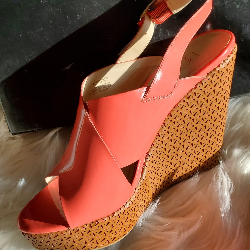 NWOT BCBG Mayflower Wedges - sz 9.5